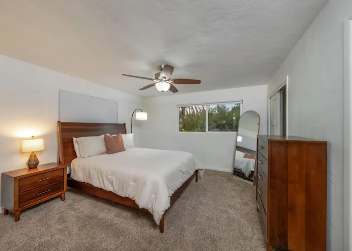 Remodeled Gem, 3 Bd 3 Ba, Yard, Views *