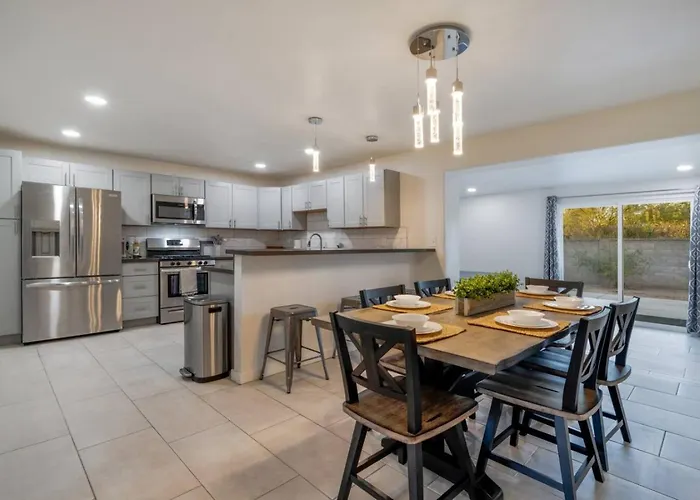 Holiday home Remodeled Gem, 3 Bd 3 Ba, Yard, Views Tucson