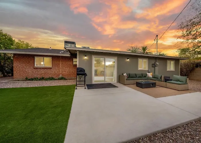 Remodeled Gem, 3 Bd 3 Ba, Yard, Views Holiday home