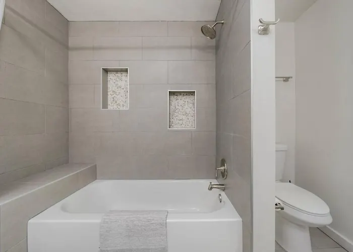 Holiday home Remodeled Gem, 3 Bd 3 Ba, Yard, Views Tucson