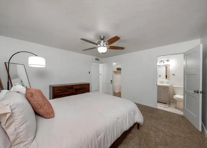 Holiday home Remodeled Gem, 3 Bd 3 Ba, Yard, Views *