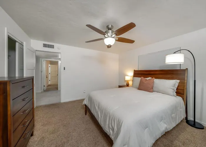 Holiday home Remodeled Gem, 3 Bd 3 Ba, Yard, Views Tucson