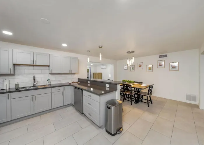 Remodeled Gem, 3 Bd 3 Ba, Yard, Views Holiday home *