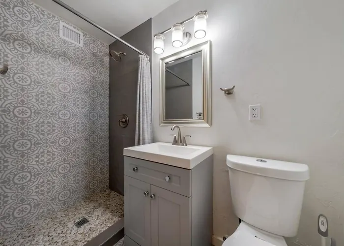 Holiday home Remodeled Gem, 3 Bd 3 Ba, Yard, Views *