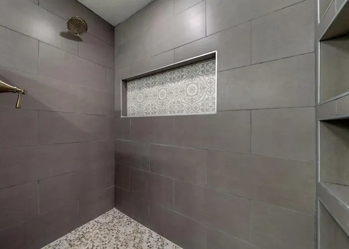 Holiday home Remodeled Gem, 3 Bd 3 Ba, Yard, Views