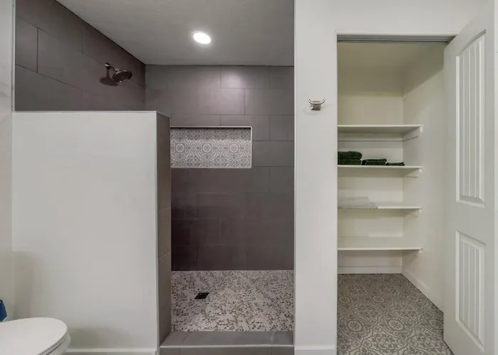 Remodeled Gem, 3 Bd 3 Ba, Yard, Views Holiday home