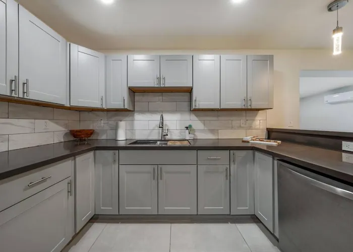 Remodeled Gem, 3 Bd 3 Ba, Yard, Views