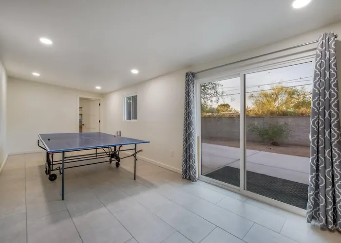 Holiday home Remodeled Gem, 3 Bd 3 Ba, Yard, Views *