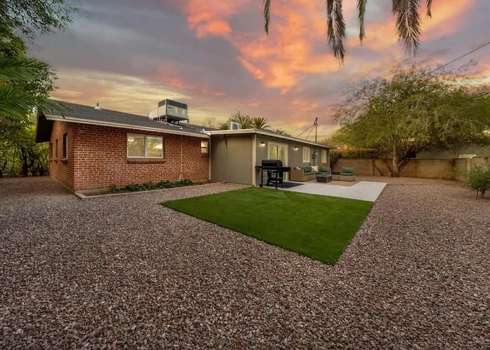 Remodeled Gem, 3 Bd 3 Ba, Yard, Views Holiday home Tucson