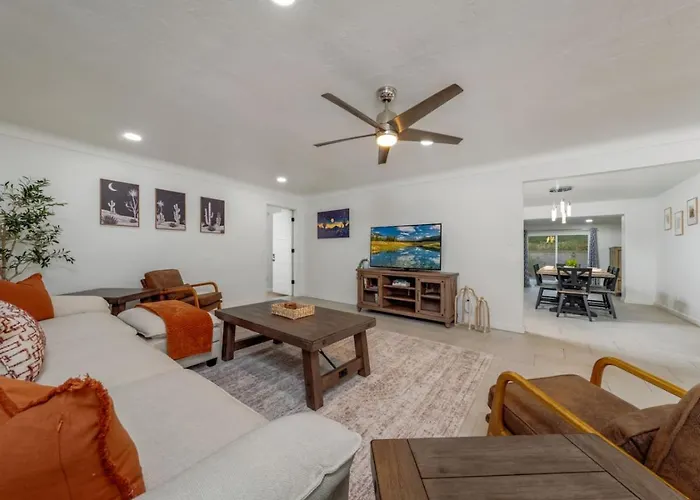 Holiday home Remodeled Gem, 3 Bd 3 Ba, Yard, Views