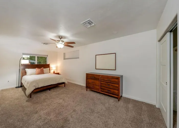 Remodeled Gem, 3 Bd 3 Ba, Yard, Views Holiday home *
