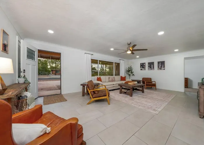 Holiday home Remodeled Gem, 3 Bd 3 Ba, Yard, Views *